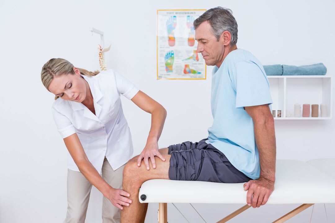 El doctor examina a un paciente con osteoartritis de la rodilla