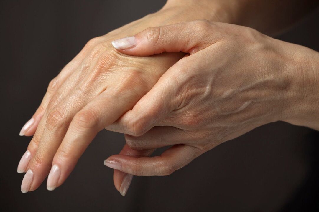 Síntomas de dolor en las articulaciones de los dedos. 