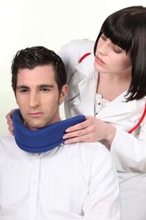 El médico pone el collar del paciente en Shantsz