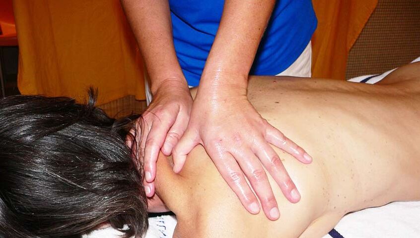 Sesión de masaje para la osteocondosa de la columna cervical