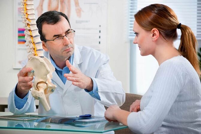 Atracción a un especialista para el tratamiento de la osteocondrosis lumbar